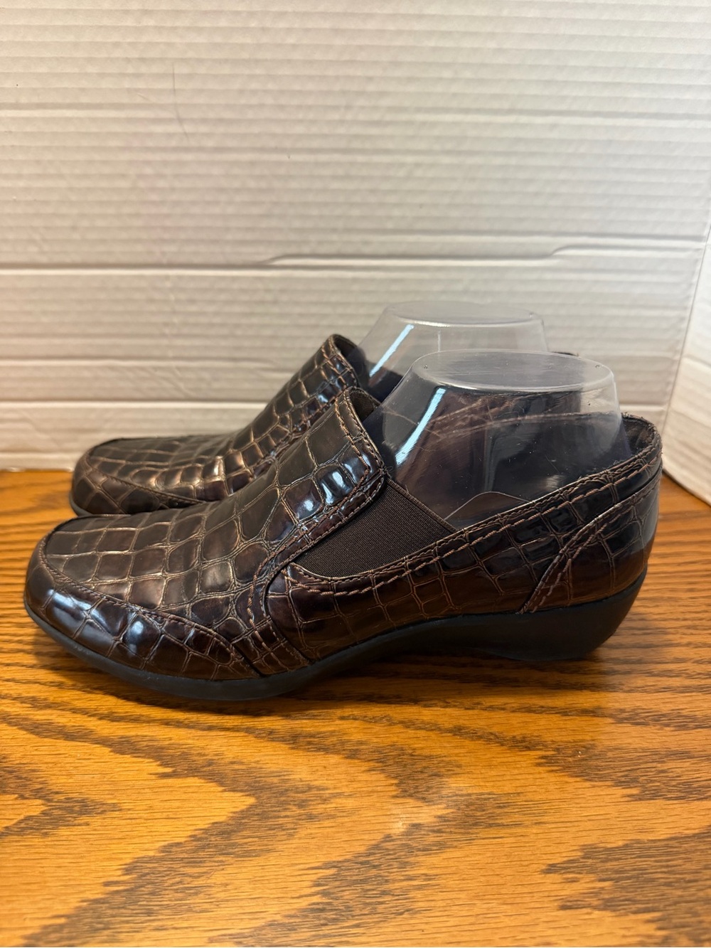 Clarks bendables Women’s Croc-Embossed look Slip-On Loafers in Brown
